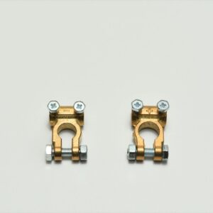 Morsetto batteria in ottone con connessione cavo tangenziale.